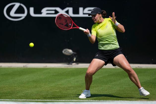 Sport Bilder des Tages Lexus Eastbourne Open - Day One Anhelina Kalinina in action during her match at the 2026 Lexus Eastbourne Open Women s tennis tournament at the Devonshire Park Lawn Tennis Club in Eastbourne, Great Britain, on June 22, 2026. Eastbourne United Kingdom  Copyright: xOwenxHammondx originalFilename:hammond-2026lexu260622_np6Qi.jpg