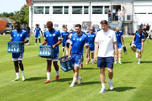 22.06.2026 Fussball, Herren, Regionalliga Nord, Trainingsauftakt BSV Kickers Emden Auf dem Weg zum Training vlnr Ibrahim Touray (blau 57 BSV Kickers Emden), Jubes Ticha (blau 29 BSV Kickers Emden), Semin Kojic (blau 10 BSV Kickers Emden) und Sportlicher Leiter Henning Rießelmann (BSV Kickers Emden) *** June 22, 2026 Soccer, Mens, Regionalliga Nord, Start of Training for BSV Kickers Emden On the way to practice, from left to right