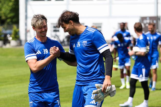 22.06.2026 Fussball, Herren, Regionalliga Nord, Trainingsauftakt BSV Kickers Emden Auf dem Weg zum Training Nick Stepantsev (blau 39 BSV Kickers Emden) und Torwart Isaak Djokovic (BSV Kickers Emden) *** June 22, 2026 Soccer, Mens, Regionalliga Nord, Start of Training for BSV Kickers Emden On the way to practice