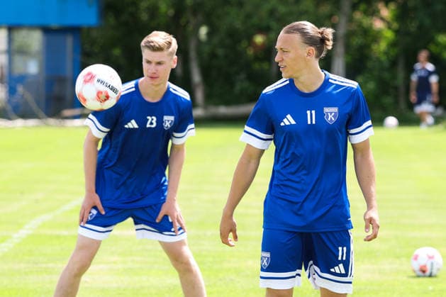 22.06.2026 Fussball, Herren, Regionalliga Nord, Trainingsauftakt BSV Kickers Emden Jannes Warnken (blau 23 BSV Kickers Emden) und Matti Tjaden (blau 11 BSV Kickers Emden) *** June 22, 2026 Soccer, Mens, Regionalliga Nord, Start of Training