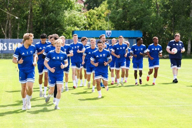 Sport Bilder des Tages 22.06.2026 Fussball, Herren, Regionalliga Nord, Trainingsauftakt BSV Kickers Emden Die Mannschaft beim Einlaufen *** June 22, 2026 Soccer, Mens, Regionalliga Nord, Start of Training for BSV Kickers Emden The team warming up,detected_source_language