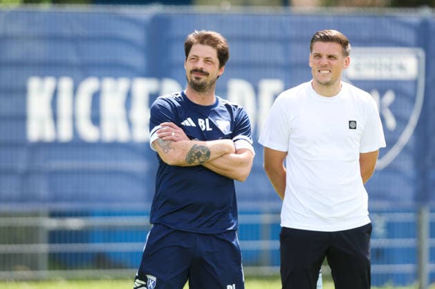 22.06.2026 Fussball, Herren, Regionalliga Nord, Trainingsauftakt BSV Kickers Emden Trainer Björn Lindemann (BSV Kickers Emden) und Technischer Direktor Bastian Dassel (BSV Kickers Emden) *** June 22, 2026 Soccer, Mens, Regionalliga Nord, Start of Training for BSV Kickers Emden Coach Björn Lindemann (BSV Kickers Emden) and Technical Director Bastian Dassel (BSV Kickers Emden),detected_source_language