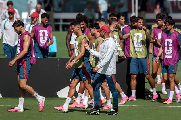 FIFA World Cup, WM, Weltmeisterschaft, Fussball 2026 - Portugal training Portugal s national soccer head coach Roberto Martinez talks to his player Cristiano Ronaldo (L) during a training session of the team in Palm Beach, Florida, USA, 22 June 2026. Portugal prepares for the upcoming FIFA World Cup 2026 match against Uzbekistan. Palm Beach Florida Estados Unidos  Copyright: xMIGUELxA.xLOPESx