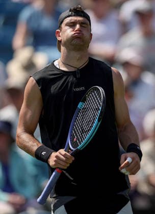 Jack Draper of GB frustrated Lexus Eastbourne Open 2026, Day Three, Tennis, Queen s Club, Devonshire Park, Eastbourne, UK - 22 Jun 2026Eastbourne Devonshire Park United Kingdom  Copyright: xEllaxLing Shutterstockx 16949522ah