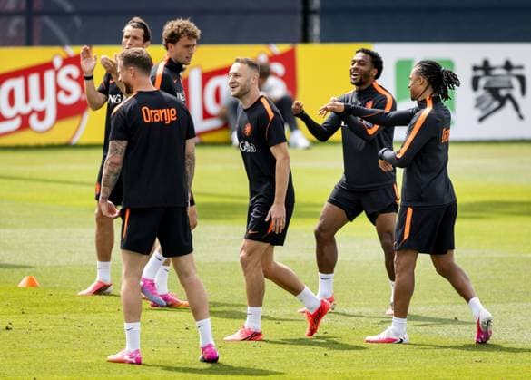 KANSAS CITY - Netherlands goalkeeper Mark Flekken, Marten de Roon of the Netherlands, Mats Wieffer of the Netherlands, Teun Koopmeiners of the Netherlands, Quinten Timber of the Netherlands, and Nathan Ake of the Netherlands during a training session of the Dutch national team, Nationalteam at the KC Current Training Facility on June 22, 2026, in Kansas City. The Dutch national team is preparing for the match against Tunisia at the FIFA World Cup, WM, Weltmeisterschaft, Fussball KOEN VAN WEEL ANP xVIxANPxSportx xxANPxIVx 561670354 originalFilename: 561670354.jpg