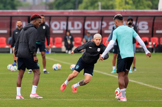 Panama s Christian Martinez (C) takes part in a training session at Centennial Park in Toronto, Canada, 22 June 2026. Panama s training session !ACHTUNG: NUR REDAKTIONELLE NUTZUNG!  Copyright: xBienvenidoxVelascox GRAF3372 20260622-55020675714_1
