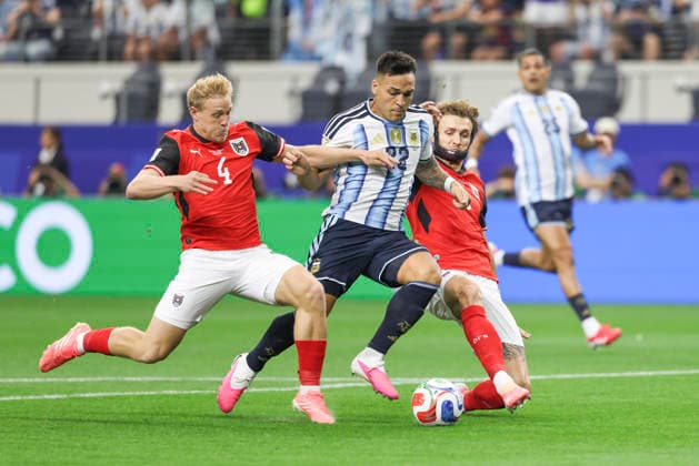 SOCCER - FIFA World Cup, WM, Weltmeisterschaft, Fussball 2026 ARLINGTON,TEXAS,USA,22.JUN.26 - SOCCER - FIFA World Cup 2026, group stage, Argentina vs Austria. Image shows Xaver Schlager (AUT), Lautaro Martinez (ARG) and Stefan Posch (AUT).  GEPAxpictures xArminxRauthner