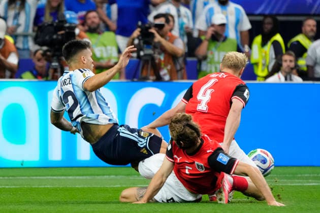 Argentina v Austria: Group J - FIFA World Cup, WM, Weltmeisterschaft, Fussball 2026 Lautaro Martinez of Argentina, Xaver Schlager and Stefan Posch of Austria compete for the ball during the FIFA World Cup 2026 Group J match between Argentina and Austria at Dallas Stadium on June 22, 2026 in Arlington, Texas. Arlington TX United States  Copyright: xJosexBretonx originalFilename:bretonhernandez-argentin260622_np58K.jpg