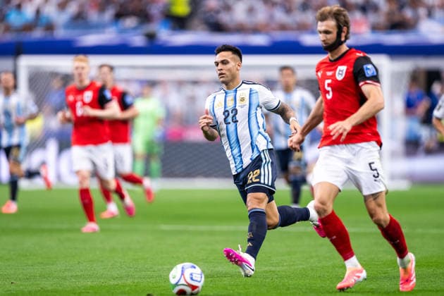 260622 Lautaro Martinez of Argentina and Stefan Posch of Austria during the FIFA World Cup, WM, Weltmeisterschaft, Fussball 2026 football match between Argentina and Austria on June 22, 2026 in Dallas. Photo: Ludvig Thunman BILDBYRAN kod LT LT0807 fotboll football soccer fotball vm fotbolls-vm fotball-vm fotbolls-vm 2026 fifa world cup 2026 day 12 bbeng *** June 22, 2026  Copyright: LUDVIGxTHUNMAN BB260622LT058
