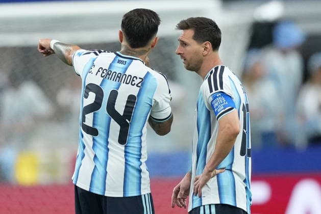 FIFA World Cup, WM, Weltmeisterschaft, Fussball 2026 - Group J - Argentina vs Austria Enzo Fernandez (L) and Lionel Messi of Argentina wait for kick-off in the FIFA World Cup 2026 group stage match Argentina against Austria, in Dallas, USA, 22 June 2026. DALLAS United States  Copyright: xJEFFREYxMCWHORTERx