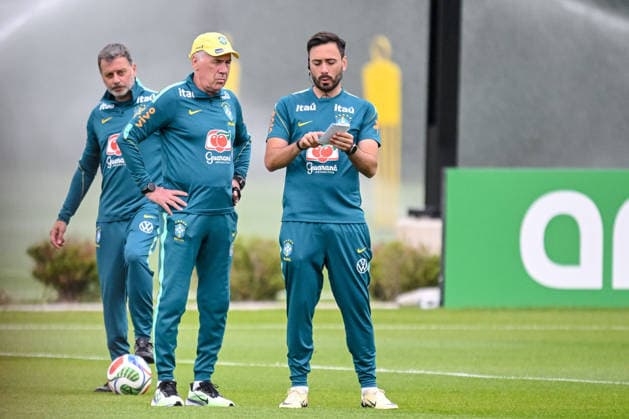coach Carlo Ancelotti (Brazil) and assistant coach Davide Ancelotti (Brazil) Looks on during the Brazil training session at Columbia Park Training Facility on June 22, 2026 in Morristown, New Jersey. (Photo by Harry Langer DeFodi Images) - *** Coach Carlo Ancelotti and assistant coach Davide Ancelotti watch the Brazil training session at Columbia Park Training Facility on June 22, 2026, in Morristown, New Jersey. Photo by Harry Langer, DeFodi Images,detected_source_language