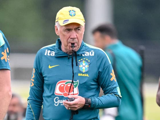 Sport Bilder des Tages coach Carlo Ancelotti (Brazil) Looks on during the Brazil training session at Columbia Park Training Facility on June 22, 2026 in Morristown, New Jersey. (Photo by Harry Langer DeFodi Images) - *** Coach Carlo Ancelotti watches the Brazil training session at Columbia Park Training Facility on June 22, 2026, in Morristown, New Jersey. Photo by Harry Langer, DeFodi Images,detected_source_language