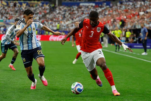 Austria s Kevin Danso (R) in action against Argentina s Nahuel Molina during a FIFA World Cup, WM, Weltmeisterschaft, Fussball 2026 soccer match between Argentina and Austria in Arlington, Texas (United States), 22 June 2026. Argentina vs Austria !ACHTUNG: NUR REDAKTIONELLE NUTZUNG!  Copyright: xMariscalx GRAF3460 20260622-55020676355_1