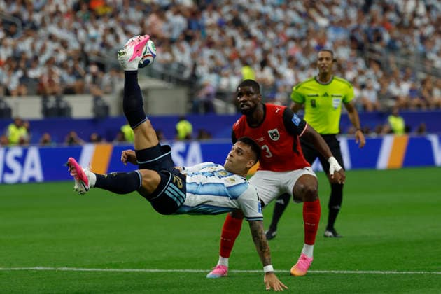 Argentina s Lautaro Martínez (front) during a FIFA World Cup, WM, Weltmeisterschaft, Fussball 2026 soccer match between Argentina and Austria in Arlington, Texas (United States), 22 June 2026. Argentina vs Austria !ACHTUNG: NUR REDAKTIONELLE NUTZUNG!  Copyright: xMariscalx GRAF3481 20260622-55020676389_1