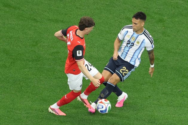 Argentina s Lautaro Martínez (R) in action against Austria s Paul Wanner during a FIFA World Cup, WM, Weltmeisterschaft, Fussball 2026 soccer match between Argentina and Austria in Arlington, Texas (United States), 22 June 2026. Argentina vs Austria !ACHTUNG: NUR REDAKTIONELLE NUTZUNG!  Copyright: xCarlosxRamirezx GRAF3459 20260622-55020676405_1