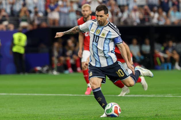 ARLINGTON, TX - JUNE 22: Lionel Messi 10 of Argentina takes a penalty kick during the FIFA World Cup, WM, Weltmeisterschaft, Fussball 2026 Group J match between Argentina and Austria on June 22, 2026, at Dallas Stadium in Dallas, Texas. (Photo by David Buono Icon Sportswire) SOCCER: JUN 22 FIFA World Cup 26 Group J - Argentina vs Austria EDITORIAL USE ONLY Icon260622010