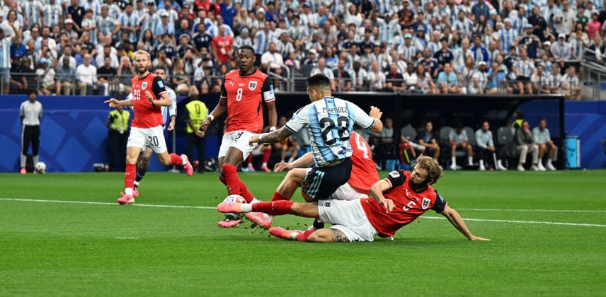 Fußball, Herren, FIFA World Cup, WM, Weltmeisterschaft, Fussball 2026, Spiel in Dallas (Gruppe J, 2. Spieltag), Argentinien - Österreich, v. l. Xaver Schlager (Österreich), Lautaro Martinez (Argentinien), Stefan Posch (Österreich); Foul Elfmeter, 22.06. 2026, *** Soccer, Mens, 2026 FIFA World Cup, Match in Dallas, Group J, Matchday 2, Argentina vs. Austria, from left Copyright: xMatthiasxKochx