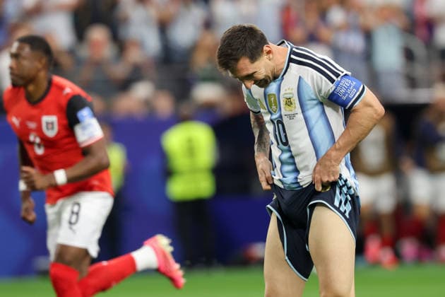 ARLINGTON, TX - JUNE 22: Lionel Messi 10 of Argentina reacts after not being able to score on a penally kick during the FIFA World Cup, WM, Weltmeisterschaft, Fussball 2026 Group J match between Argentina and Austria on June 22, 2026, at Dallas Stadium in Dallas, Texas. (Photo by David Buono Icon Sportswire) SOCCER: JUN 22 FIFA World Cup 26 Group J - Argentina vs Austria EDITORIAL USE ONLY Icon260622012