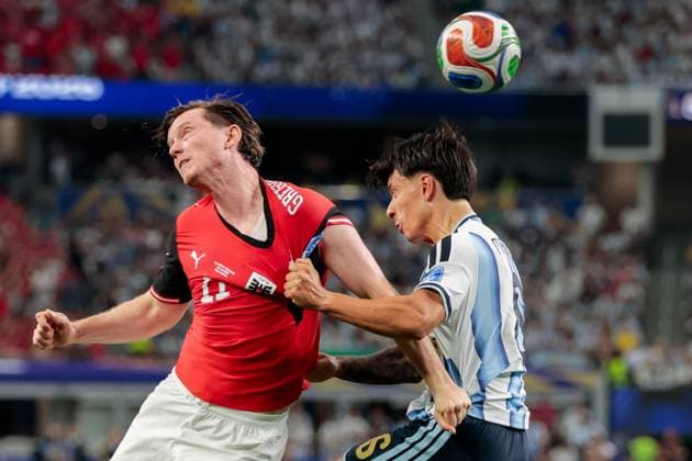DALLAS, 22-06-2026, Dallas AT&T Stadium, World Cup 2026 Match between Argentina and Austria. Picture shows Austria player Michael Gregoritsch and Argentina player Lisandro Martinez Argentina - Austria (World Cup 2026)  x204557989x Copyright: