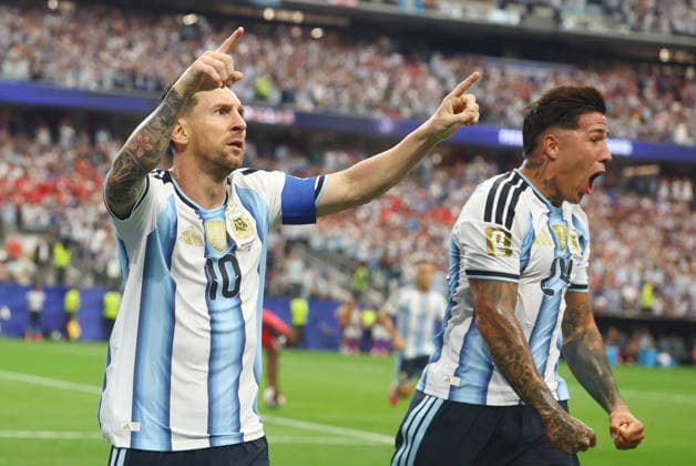 Argentina s Lionel Messi celebrates with teammate Enzo Fernandez after scoring a goal against Austria in the first half of a FIFA World Cup, WM, Weltmeisterschaft, Fussball match at AT&T Stadium in Dallas, Texas, on Monday, June 22, 2026. With the goal, Messi becomes the all-time highest scorer in World Cup history with 17 goals.  DAL20260622908 CHRISTIANxBRUNSKILL