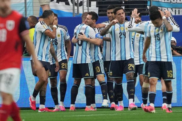 FIFA World Cup, WM, Weltmeisterschaft, Fussball 2026 - Group J - Argentina vs Austria Lionel Messi (C) of Argentina celebrates with teammates after scoring the 1-0 goal during the FIFA World Cup 2026 group stage match Argentina against Austria, in Dallas, USA, 22 June 2026. DALLAS United States  Copyright: xJEFFREYxMCWHORTERx