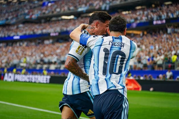 USA: Fußball FIFA World Cup, WM, Weltmeisterschaft, Fussball 2026 Gruppenphase, 2. Spieltag Argentinien vs Österreich AT&T Stadium (Arlington, Dallas County, Texas): Lionel Messi (Argentinien 10) Tor und Torjubel zum 1:0 - Freude, Emotionen, Jubel mit Giuliano Simeone (Argentinien 24) *** USA Soccer 2026 FIFA World Cup Group Stage, Matchday 2 Copyright: xJOERANxSTEINSIEKx
