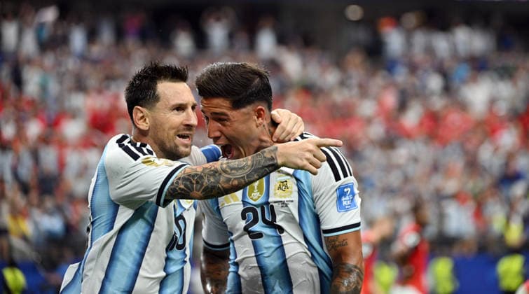 Fußball, Herren, FIFA World Cup, WM, Weltmeisterschaft, Fussball 2026, Spiel in Dallas (Gruppe J, 2. Spieltag), Argentinien - Österreich, v. l. Lionel Messi (Argentinien), Enzo Fernandez (Argentinien); Jubel Tor 1:0 Messi, 22.06. 2026, *** Soccer, Mens, 2026 FIFA World Cup, Match in Dallas, Group J, Matchday 2, Argentina vs. Austria, from left Copyright: xMatthiasxKochx