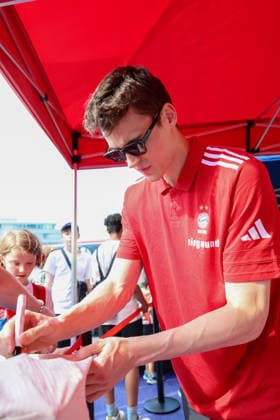 Nenad Dimitrijevic (FC Bayern Basketball, 00) gibt Autogramme, GER, FC Bayern Basketball, Saisonabschluss Fan-Fest, Saison 2025 2026, 22.06.2026, GER, FC Bayern Basketball, Saisonabschluss Fan-Fest, Saison 2025 2026, 22.06.2026 Muenchen *** Nenad Dimitrijevic, FC Bayern Basketball, 00, signing autographs, GER, FC Bayern Basketball, End-of-Season Fan Fest, 2025–2026 season, June 22, 2026, GER, FC Bayern Basketball, End-of-Season Fan Fest, 2025–2026 Season, June 22, 2026, Munich,detected_source_language Copyright: xEibner-Pressefoto JennixMaulx EP_JML