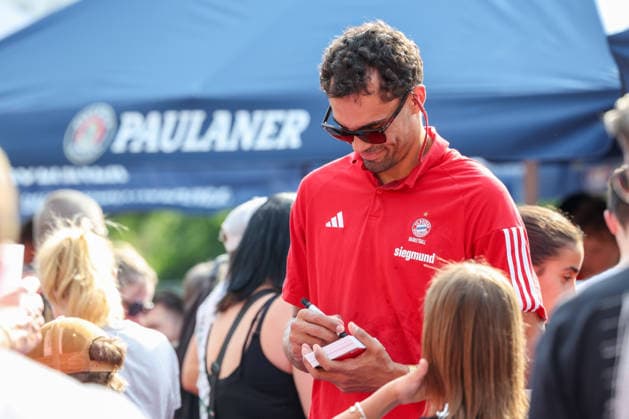 Oscar da Silva (FC Bayern Basketball, 01) unterschreibt Autogrammkarten, GER, FC Bayern Basketball, Saisonabschluss Fan-Fest, Saison 2025 2026, 22.06.2026, GER, FC Bayern Basketball, Saisonabschluss Fan-Fest, Saison 2025 2026, 22.06.2026 Muenchen *** Oscar da Silva, FC Bayern Basketball, No. 01, signing autograph cards, GER, FC Bayern Basketball, End-of-Season Fan Fest, 2025–2026 season, June 22, 2026, GER, FC Bayern Basketball, End-of-Season Fan Fest, 2025–2026 Season, June 22, 2026, Munich,detected_source_language Copyright: xEibner-Pressefoto JennixMaulx EP_JML