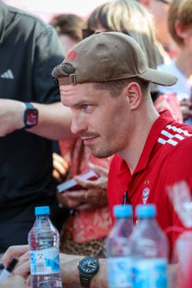 Andreas Obst (FC Bayern Basketball, 13) schreibt Autogramme, GER, FC Bayern Basketball, Saisonabschluss Fan-Fest, Saison 2025 2026, 22.06.2026, GER, FC Bayern Basketball, Saisonabschluss Fan-Fest, Saison 2025 2026, 22.06.2026 Muenchen *** Andreas Obst, FC Bayern Basketball, No. 13, signing autographs, GER, FC Bayern Basketball, End-of-Season Fan Fest, 2025–2026 season, June 22, 2026, GER, FC Bayern Basketball, End-of-Season Fan Fest, 2025–2026 season, June 22, 2026, Munich,detected_source_language Copyright: xEibner-Pressefoto JennixMaulx EP_JML