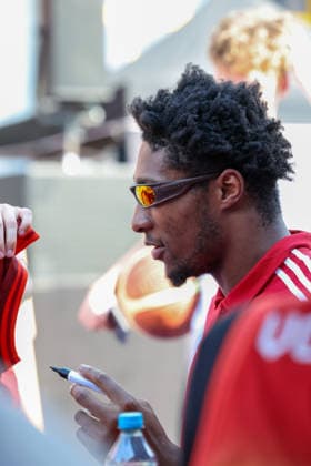 David McCormack (FC Bayern Basketball, 33) schreibt Autogramme, GER, FC Bayern Basketball, Saisonabschluss Fan-Fest, Saison 2025 2026, 22.06.2026, GER, FC Bayern Basketball, Saisonabschluss Fan-Fest, Saison 2025 2026, 22.06.2026 Muenchen *** David McCormack, FC Bayern Basketball, 33, signs autographs, GER, FC Bayern Basketball, End-of-Season Fan Fest, 2025–2026 season, June 22, 2026, GER, FC Bayern Basketball, End-of-Season Fan Fest, 2025–2026 Season, June 22, 2026, Munich,detected_source_language Copyright: xEibner-Pressefoto JennixMaulx EP_JML
