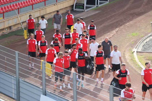 Trainingsauftakt der Sportfreunde Siegen zur Saison 2026 2027 im Leimbachstadion auf dem Kunstrasenplatz. Fussball Regionalliga West, Trainingsauftakt, Sportfreunde Siegen, am 22.06.2026 in Siegen Deutschland. *** Sportfreunde Siegens first training session of the 2026–2027 season at Leimbach Stadium on the artificial turf field; Regional League West, first training session, Sportfreunde Siegen, on June 22, 2026, in Siegen, Germany,detected_source_language