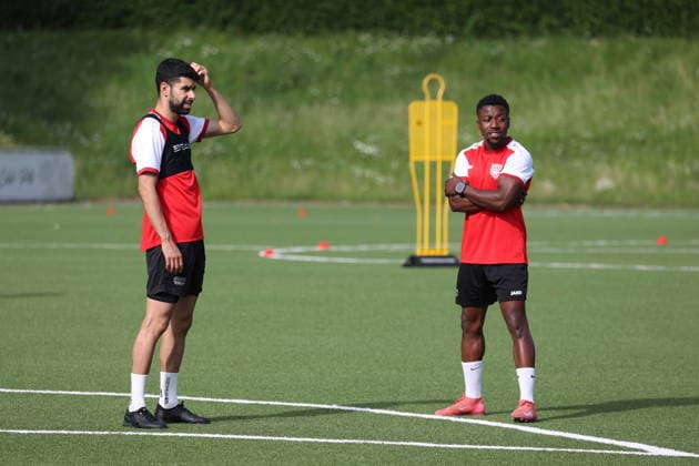 Hamza Saghiri (SI) li. und Shaibou Oubeyapwa (SI) re. Trainingsauftakt der Sportfreunde Siegen zur Saison 2026 2027 im Leimbachstadion auf dem Kunstrasenplatz. Fussball Regionalliga West, Trainingsauftakt, Sportfreunde Siegen, am 22.06.2026 in Siegen Deutschland. *** Hamza Saghiri (SI li) and Shaibou Oubeyapwa (SI re) at Sportfreunde Siegen’s training kickoff for the 2026–2027 season at Leimbach Stadium on the artificial turf field; Regionalliga West soccer, training kickoff, Sportfreunde Siegen, on June 22, 2026, in Siegen, Germany,detected_source_language