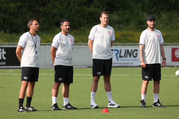 v. li. Trainer Boris Schommers (SI), Co-Trainer Mohamed Aslan (SI), Jonathan Wolf (SI) und Co-Trainer Marco Beier (SI) Trainingsauftakt der Sportfreunde Siegen zur Saison 2026 2027 im Leimbachstadion auf dem Kunstrasenplatz. Fussball Regionalliga West, Trainingsauftakt, Sportfreunde Siegen, am 22.06.2026 in Siegen Deutschland. *** From left