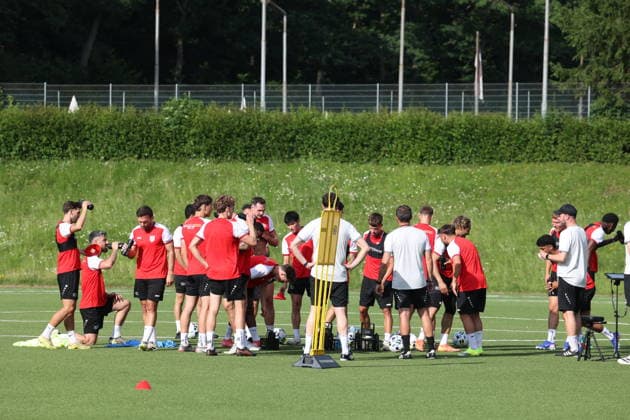 Trainingsauftakt der Sportfreunde Siegen zur Saison 2026 2027 im Leimbachstadion auf dem Kunstrasenplatz. Fussball Regionalliga West, Trainingsauftakt, Sportfreunde Siegen, am 22.06.2026 in Siegen Deutschland. *** Sportfreunde Siegens first training session of the 2026–2027 season at Leimbach Stadium on the artificial turf field; Regional League West, first training session, Sportfreunde Siegen, on June 22, 2026, in Siegen, Germany,detected_source_language