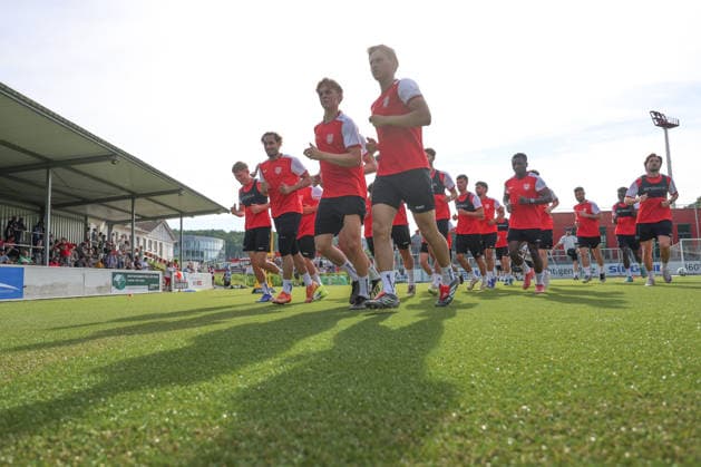 Trainingsauftakt der Sportfreunde Siegen zur Saison 2026 2027 im Leimbachstadion auf dem Kunstrasenplatz. Fussball Regionalliga West, Trainingsauftakt, Sportfreunde Siegen, am 22.06.2026 in Siegen Deutschland. *** Sportfreunde Siegens first training session of the 2026–2027 season at Leimbach Stadium on the artificial turf field; Regional League West, first training session, Sportfreunde Siegen, on June 22, 2026, in Siegen, Germany,detected_source_language
