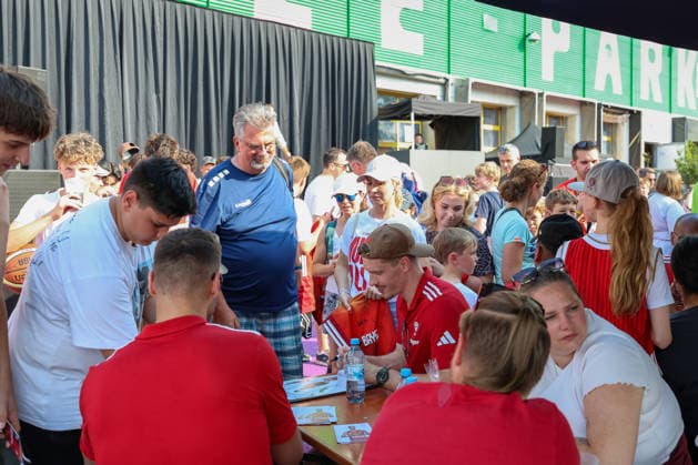 Andreas Obst (FC Bayern Basketball, 13) schreibt Autogramme, mit Fans, GER, FC Bayern Basketball, Saisonabschluss Fan-Fest, Saison 2025 2026, 22.06.2026, GER, FC Bayern Basketball, Saisonabschluss Fan-Fest, Saison 2025 2026, 22.06.2026 Muenchen *** Andreas Obst, FC Bayern Basketball, 13, signing autographs with fans, GER, FC Bayern Basketball, End-of-Season Fan Fest, 2025–2026 season, June 22, 2026, GER, FC Bayern Basketball, End-of-Season Fan Fest, 2025–2026 season, June 22, 2026, Munich,detected_source_language Copyright: xEibner-Pressefoto JennixMaulx EP_JML