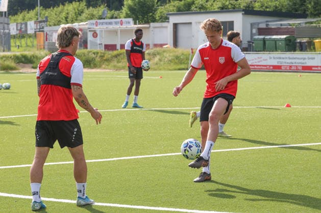 V. li. David Kammerbauer (SI) und Tom Henrik Gutsch (SI) Trainingsauftakt der Sportfreunde Siegen zur Saison 2026 2027 im Leimbachstadion auf dem Kunstrasenplatz. Fussball Regionalliga West, Trainingsauftakt, Sportfreunde Siegen, am 22.06.2026 in Siegen Deutschland. *** By David Kammerbauer SI and Tom Henrik Gutsch SI