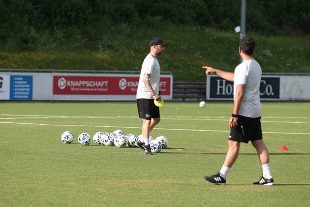 V. li. Co-Trainer Marco Beier (SI) und Co-Trainer Mohamed Aslan (SI) Trainingsauftakt der Sportfreunde Siegen zur Saison 2026 2027 im Leimbachstadion auf dem Kunstrasenplatz. Fussball Regionalliga West, Trainingsauftakt, Sportfreunde Siegen, am 22.06.2026 in Siegen Deutschland. *** From left