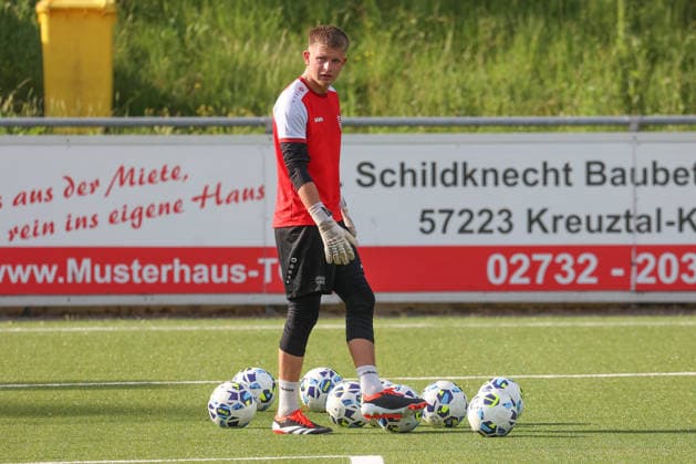 Torwart Moritz Schrief (SI) Trainingsauftakt der Sportfreunde Siegen zur Saison 2026 2027 im Leimbachstadion auf dem Kunstrasenplatz. Fussball Regionalliga West, Trainingsauftakt, Sportfreunde Siegen, am 22.06.2026 in Siegen Deutschland. *** Goalkeeper Moritz Schrief