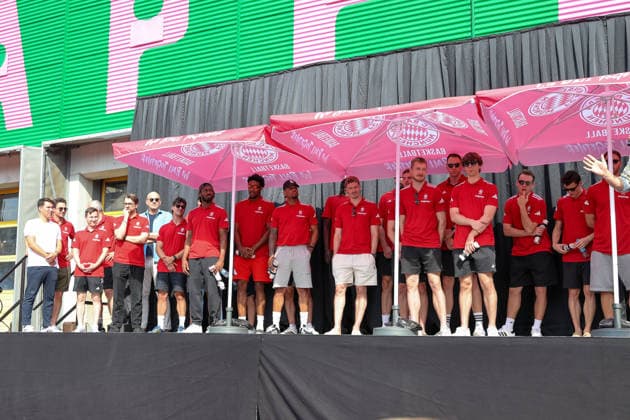 Das Team des FC Bayern Basketball auf der Buehne im Pineapple Park Muenchen, GER, FC Bayern Basketball, Saisonabschluss Fan-Fest, Saison 2025 2026, 22.06.2026, GER, FC Bayern Basketball, Saisonabschluss Fan-Fest, Saison 2025 2026, 22.06.2026 Muenchen *** The FC Bayern Basketball team on stage at Pineapple Park in Munich, GER, FC Bayern Basketball, End-of-Season Fan Fest, 2025–2026 season, June 22, 2026, GER, FC Bayern Basketball, End-of-Season Fan Fest, 2025–2026 Season, June 22, 2026, Munich,detected_source_language Copyright: xEibner-Pressefoto JennixMaulx EP_JML