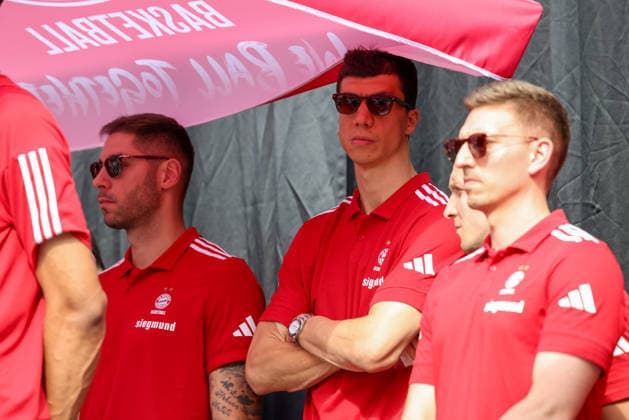 Stefan Jovic (FC Bayern Basketball, 16) mit Vladimir Lucic (FC Bayern Basketball, 11) und Justuz Hollatz (FC Bayern Basketball, 21), GER, FC Bayern Basketball, Saisonabschluss Fan-Fest, Saison 2025 2026, 22.06.2026, GER, FC Bayern Basketball, Saisonabschluss Fan-Fest, Saison 2025 2026, 22.06.2026 Muenchen *** Stefan Jovic, FC Bayern Basketball, 16, with Vladimir Lucic, FC Bayern Basketball, 11, and Justuz Hollatz, FC Bayern Basketball, 21, GER, FC Bayern Basketball, End-of-Season Fan Fest, 2025–2026 Season, June 22, 2026, GER, FC Bayern Basketball, End-of-Season Fan Fest, 2025–2026 Season, June 22, 2026, Munich,detected_source_language Copyright: xEibner-Pressefoto JennixMaulx EP_JML