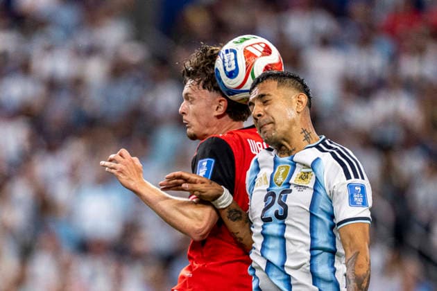 Facundo Medina of Argentina and Paul Wanner of Austria compete for possession of the ball during the match between Argentina and Austria in the second round of the group stage of the 2026 World Cup, held at Houston Stadium in Dallas, United States. Richard Callis Fotoarena (Richard Callis SPP)  Copyright: xRichardxCallisx xSPPx spp-en-RiCa-2967547
