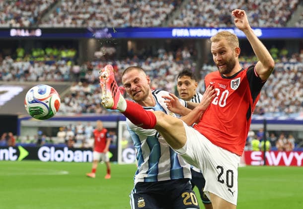 Austria s Konrad Laimer (20) fights for the ball with Argentina s Alexis Mac Allister in the second half of a FIFA World Cup, WM, Weltmeisterschaft, Fussball match at AT&T Stadium in Dallas, Texas, on Monday, June 22, 2026.  DAL20260622916 CHRISTIANxBRUNSKILL