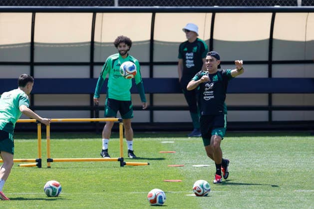 Mexico s assistant coach Rafa Marquez (R) during a team s training session in Guadalajara, Mexico, 22 June 2026. Mexico s training session !ACHTUNG: NUR REDAKTIONELLE NUTZUNG!  Copyright: xSashenkaxGutiérrezx GRAF3467 20260622-55020677091_1