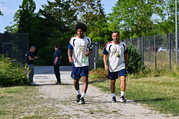 Trainingsauftakt FC Bayern München II; 22.06.2026 MÜNCHEN, GERMANY - 22. June: im Bild DANTE Bonfim Costa Santos Cheftrainer FC Bayern München II und Babak KEYHANFAR CO-Trainer FC Bayern München II vor dem Trainingsauftakt der kleinen Bayern *** FC Bayern Munich II Kicks Off Training Season on June 22, 2026, in Munich, Germany. Pictured Copyright: xBEAUTIFULxSPORTS Goldbergx