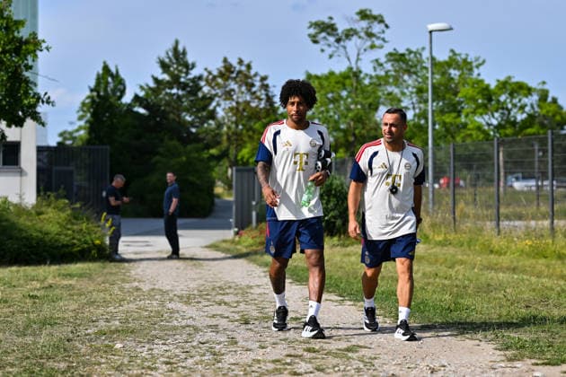 Trainingsauftakt FC Bayern München II; 22.06.2026 MÜNCHEN, GERMANY - 22. June: im Bild DANTE Bonfim Costa Santos Cheftrainer FC Bayern München II und Babak KEYHANFAR CO-Trainer FC Bayern München II vor dem Trainingsauftakt der kleinen Bayern *** FC Bayern Munich II Kicks Off Training Season on June 22, 2026, in Munich, Germany. Pictured Copyright: xBEAUTIFULxSPORTS Goldbergx