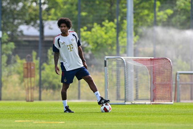 Trainingsauftakt FC Bayern München II; 22.06.2026 MÜNCHEN, GERMANY - 22. June: im Bild DANTE Bonfim Costa Santos Cheftrainer FC Bayern München II vor beim Trainingsauftakt der kleinen Bayern *** FC Bayern Munich II Kicks Off Training Season on June 22, 2026, in Munich, Germany Copyright: xBEAUTIFULxSPORTS Goldbergx