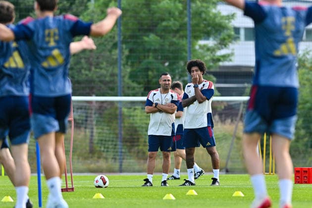 Trainingsauftakt FC Bayern München II; 22.06.2026 MÜNCHEN, GERMANY - 22. June: im Bild Babak KEYHANFAR CO-Trainer FC Bayern München II und DANTE Bonfim Costa Santos Cheftrainer FC Bayern München II beobachten den Trainingsauftakt der kleinen Bayern *** FC Bayern Munich II Kicks Off Training Season on June 22, 2026, in Munich, Germany. Pictured Copyright: xBEAUTIFULxSPORTS Goldbergx