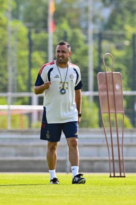 Trainingsauftakt FC Bayern München II; 22.06.2026 MÜNCHEN, GERMANY - 22. June: im Bild Babak KEYHANFAR CO-Trainer FC Bayern München II beim Trainingsauftakt der kleinen Bayern *** FC Bayern Munich II Kicks Off Training Season on June 22, 2026, in Munich, Germany. Pictured Copyright: xBEAUTIFULxSPORTS Goldbergx